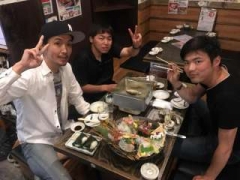 もっちゃんです！ 本日2度目の更新です！笑  先日 勉強会に 参加させてもらったのですが、 なんと、その時にお世話になり、 HPの作成等色々お手伝いしてくれている 川口さんと、 カーマットの販売をしてる 藤本さんと芝原さんがご来店してくれました！♡  飲み放題から あぷちゃの人気メニューまで 沢山食べて頂き、 数え切れないほどの ''めっちゃおいしい!! '' 頂きました～♡  もっちゃん自信、沢山の繋がりが あぷちゃのおかげで増えて、 新鮮で楽しい毎日です！！   今日はご来店ありがとうございました★