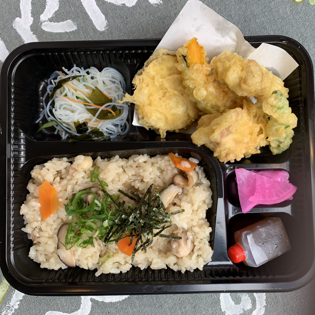 東三国のお昼の日替わり弁当。はもの天ぷらとだしが聞いた美味しい炊き込みご飯のセット。秋が迫ってきて美味しい食材も目白押し。